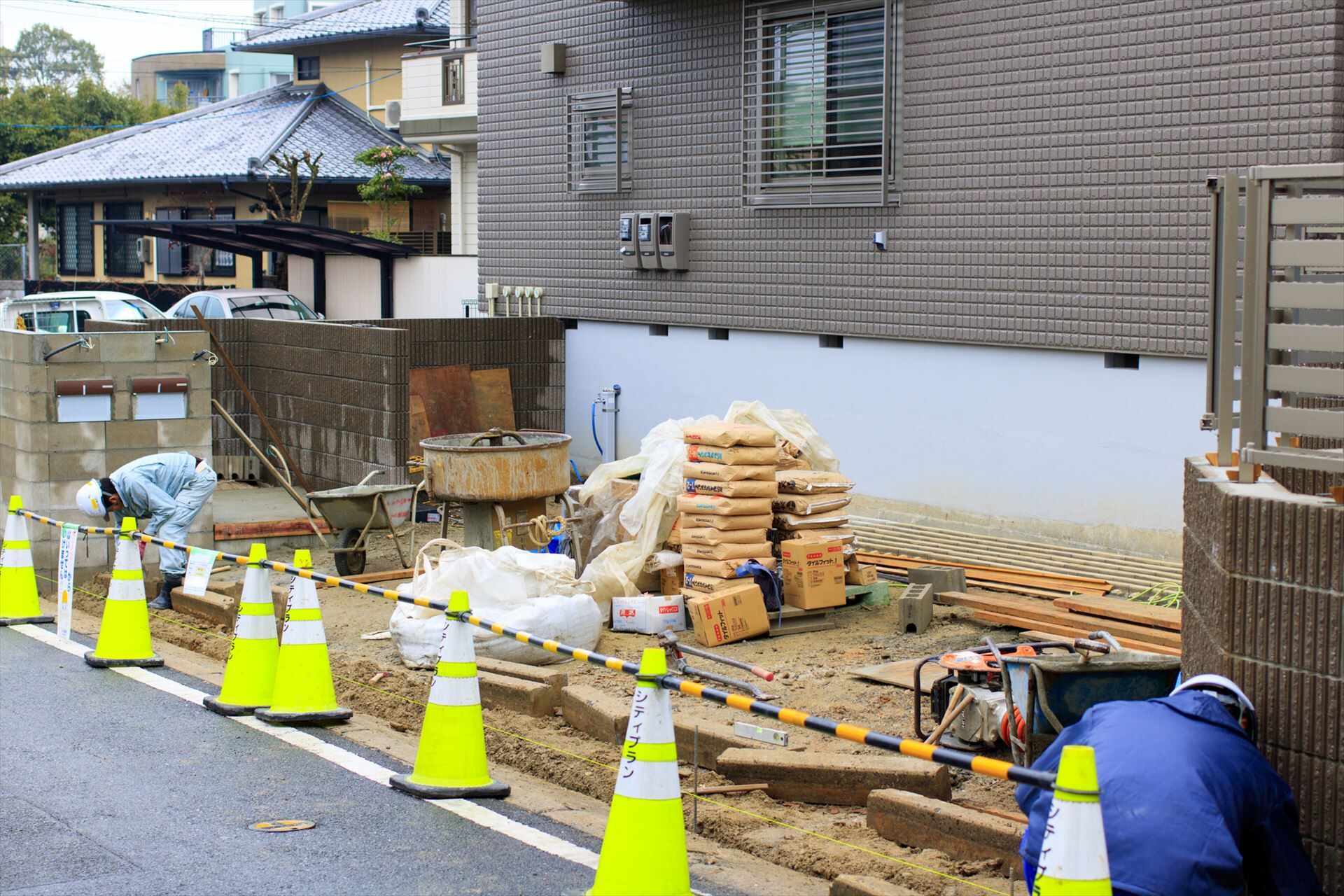 住宅の外構工事を行うスタッフたち